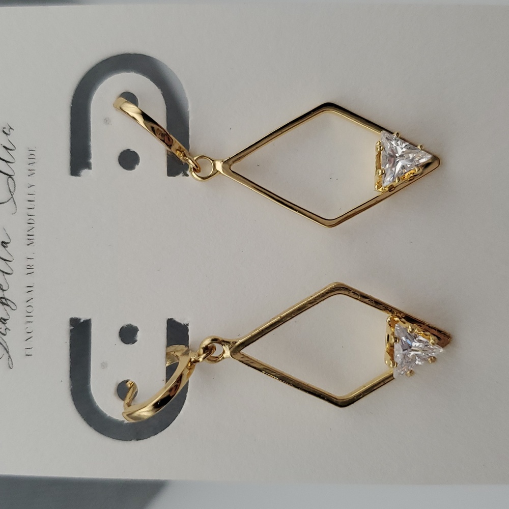 Bling Diamond Earrings (Not Actual Diamond) 💎